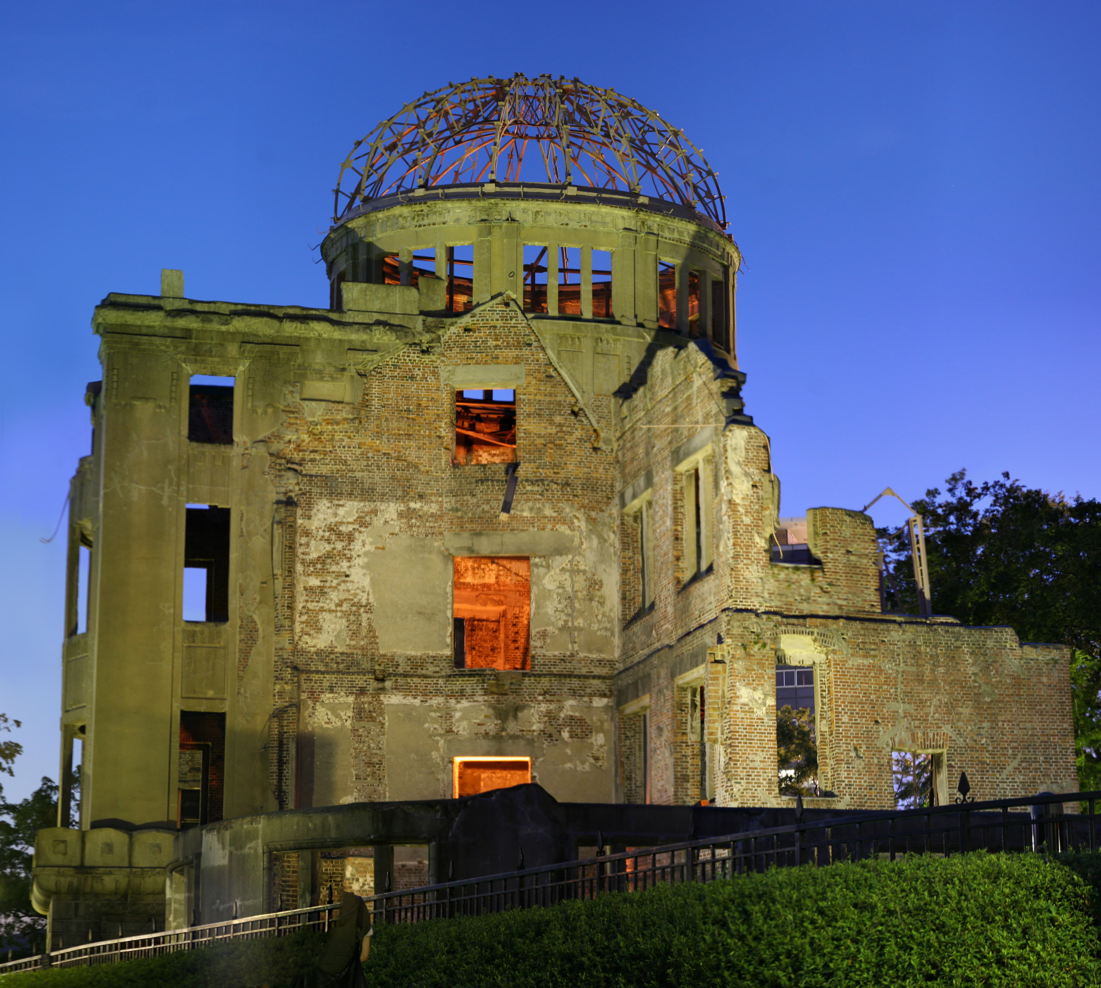 https://upload.wikimedia.org/wikipedia/commons/8/8f/A-bomb_dome.jpg